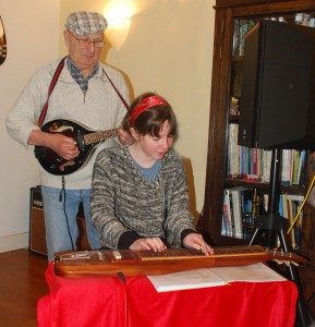 Eliene op de slide gitaar.