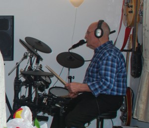 Bram op de moderne V-drums