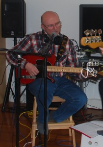 Eric-Jan zingt en speelt een liedje