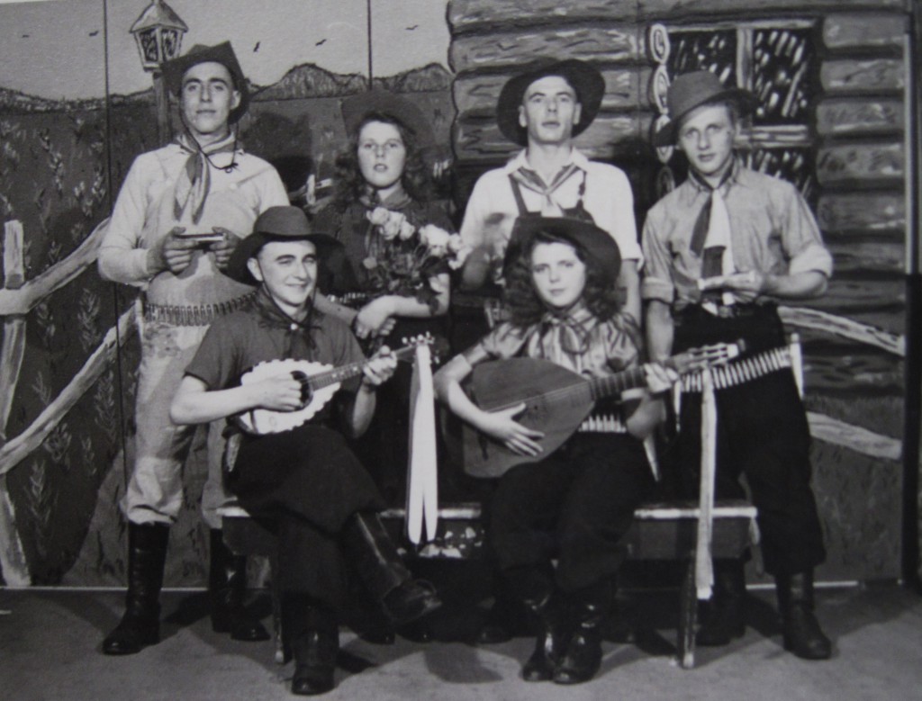 Dit is de eerst bekende foto van De Pierewaaiers genomen op 18 maart 1948. Vlnr boven: Chiel van der Plas, Cobie Remmelswaal (ovl), Wim Guijt (ovl), Gijs van Duijn. Onder: Cor van Duijn, Corrie Remmelswaal. 