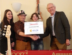 Van links naar rechts: Sarah van Duijn, Cor van Duijn, Eliene van Duijn en Henk Hueting van de vereniging Katwijkse ziekte.